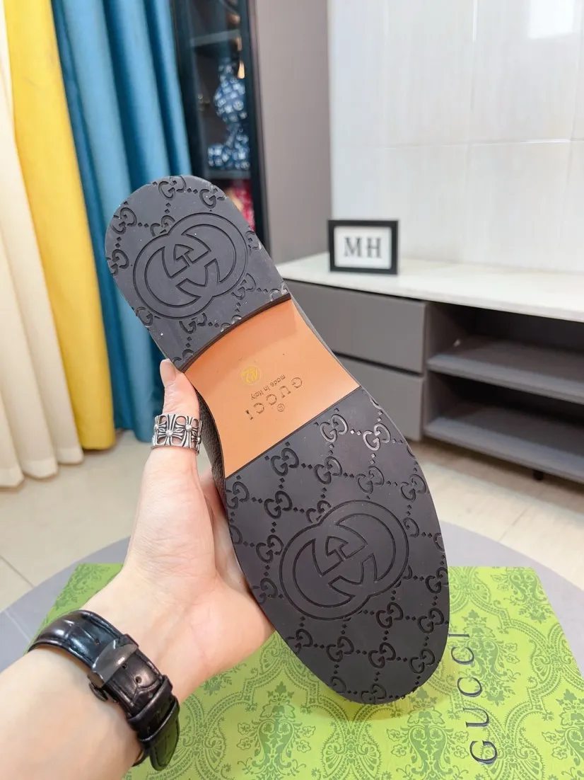 Men's shoes 💰500🌹🌹Niuli [GUCCI Gucci] A new style of formal men's leather shoes is coming~ The original quality upper is made of patent leather imported from Italy, the leather is soft and delicate, comfortable and soft first-layer cowhide lining, rubber wear-resistant outsole, the shoe shape is dignified and domineering, and the luxury charm cannot be concealed! The natural and free nouveau riche leads the trend. Code number: 38-44